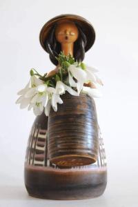 Swedish Flowergirl by Cay Cedergren. Mid century modern. 1960s ceramic. Vintage Studio Pottery